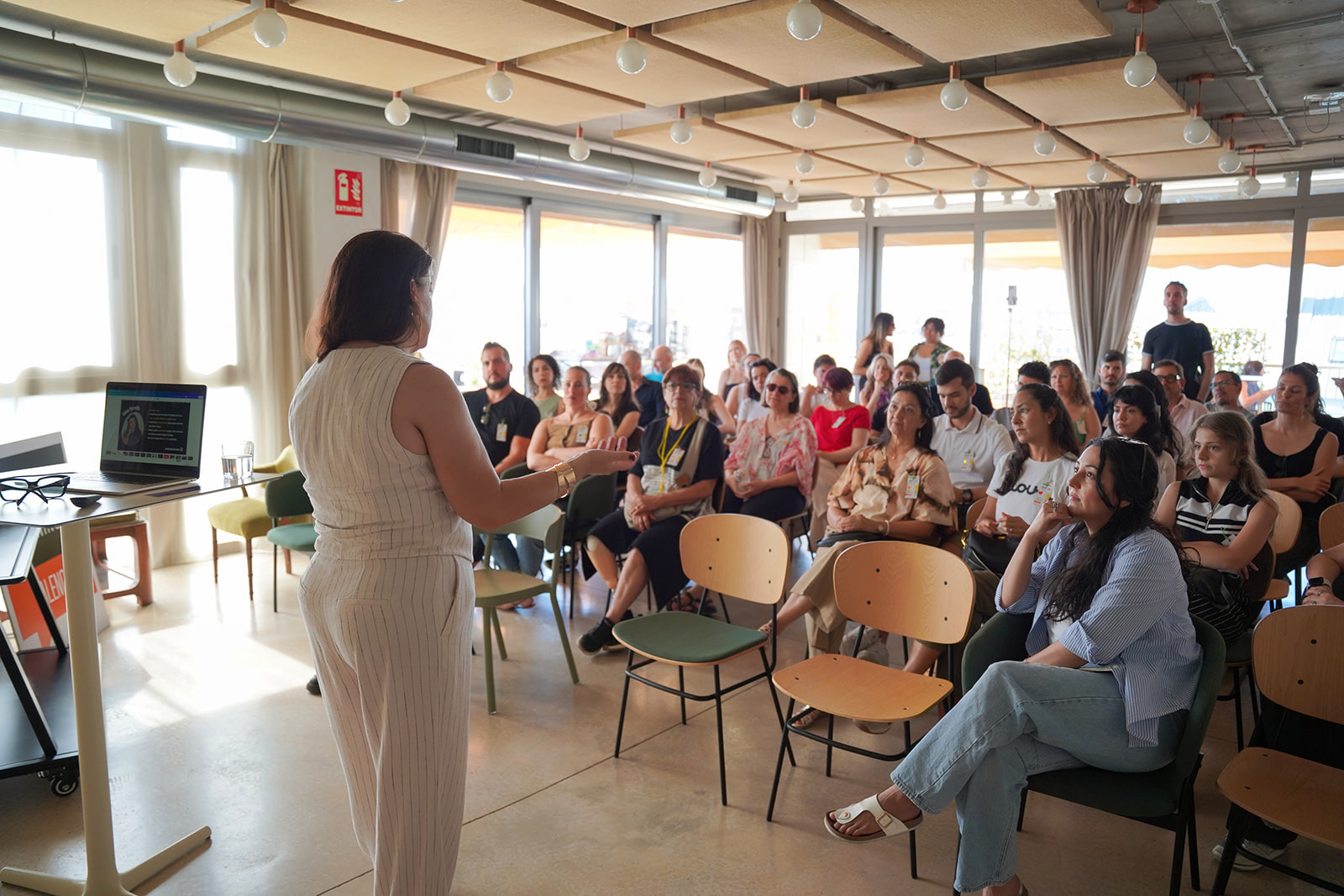 Gema Parreño impartiendo una charla ante el público